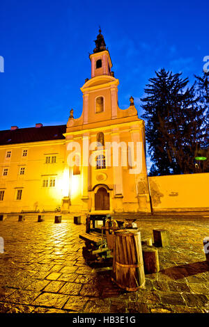 Varazdin alte Straße und Kirche Abend Blick Stockfoto