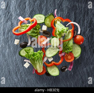 Salat auf Schiefer Hintergrund fliegen Stockfoto