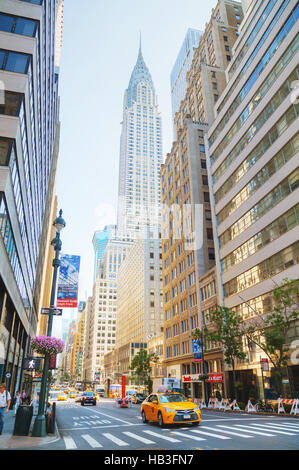 New Yorker Street mit das Chrysler building Stockfoto