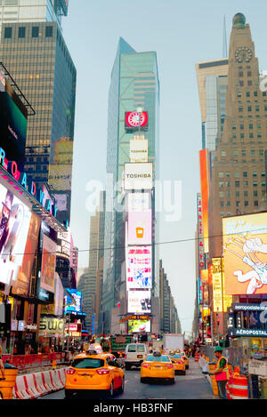 Gelben Taxis am Times Square am Morgen Stockfoto