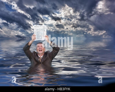 Ältere Mann, der IRS-Formular 1040 in Wasser Stockfoto