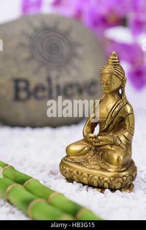 Buddha sitzt im ZEN-Garten Stockfoto