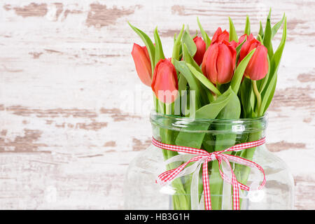 Reihe von Tulpen in vase Stockfoto