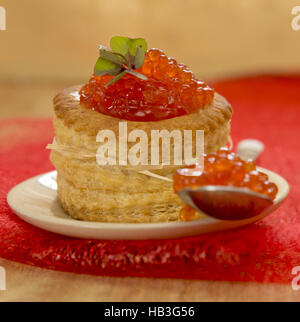 Törtchen mit rotem Kaviar auf Platte. Stockfoto