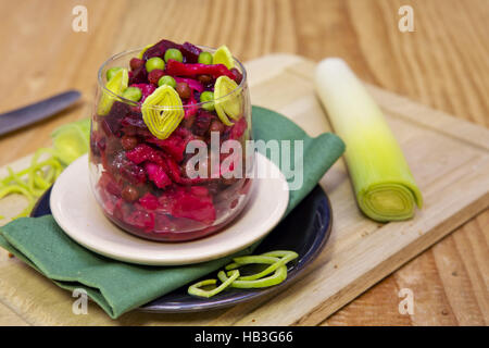 Vinaigrette-Salat in einer Glasvase. Stockfoto