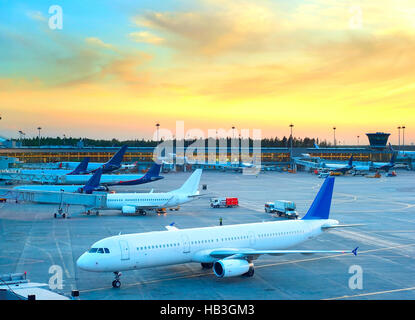 Viele Flugzeuge am Flughafen Stockfoto