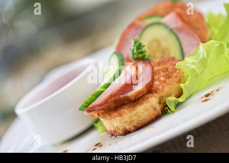 Pfannkuchen mit Schinken und Gurke Stockfoto