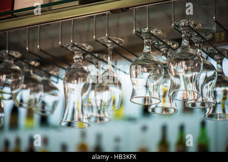 Leere Gläser in einer bar Stockfoto