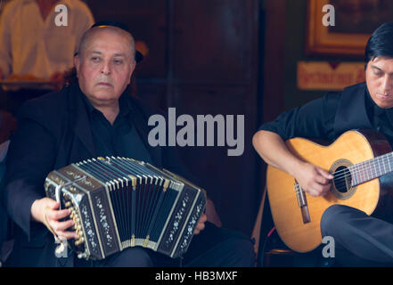 BUENOS AIRES, Argentinien, NOVEMBER 22: Argentinische Musiker spielt Akkordeon und Gitarre in La Bocca in Buenos Aires. Argentinien 2014 Stockfoto