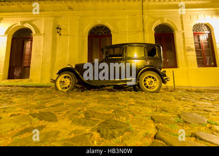 Nacht-Foto von Oldtimer auf der Straße in der Nacht. Historische Viertel in Colonia, UNESCO-Welterbe-Stadt. Uruguay-2014 Stockfoto