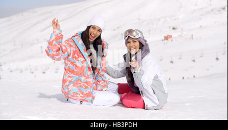 Lachend temperamentvolle junge Frauen im Schnee Stockfoto