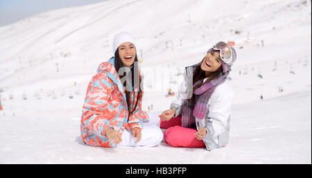 Lachend temperamentvolle junge Frauen im Schnee Stockfoto