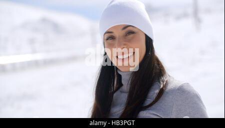 Wunderschöne junge Frau in einer verschneiten Landschaft Stockfoto