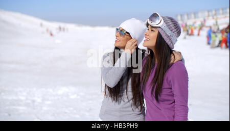 Junge Frau Lachen im Winterurlaub Stockfoto