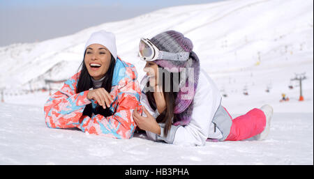 Lachen auf dem Boden liegend Skifahrer Stockfoto