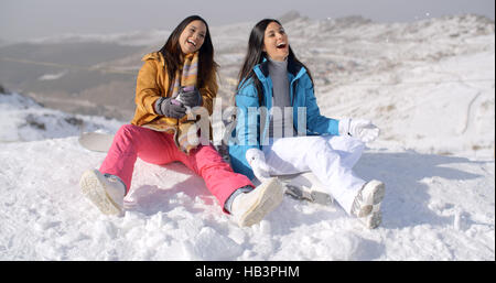 Zwei wunderschöne junge Frau im Schnee lachen Stockfoto