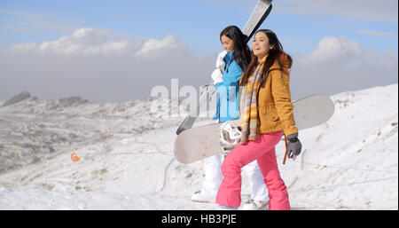 Zwei Freunde Wandern auf Skipiste Stockfoto