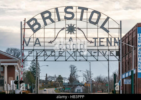 Straßenschild in Bristol Virginia-Tennessee anzeigen die zwei Staatsgrenzen, die Mitte der Hauptstraße geteilt. Stockfoto