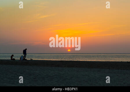 Gruppe von Menschen am Strand bei Sonnenuntergang in Kolumbien Stockfoto