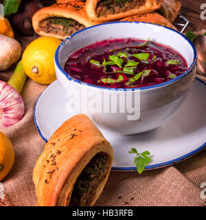 Rüben grüne Suppe mit Gebäck Stockfoto