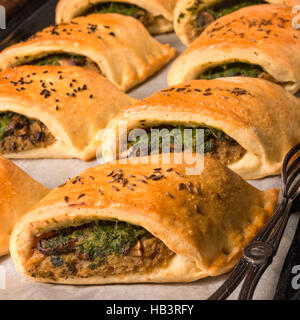 Szczecin Gebäck-deep-fried Hefeteig gefüllt mit Fleisch oder vegetarisch-Füllung. Stockfoto