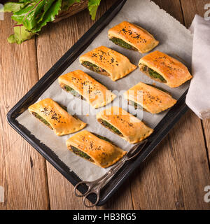 Szczecin Gebäck-deep-fried Hefeteig gefüllt mit Fleisch oder vegetarisch-Füllung. Stockfoto