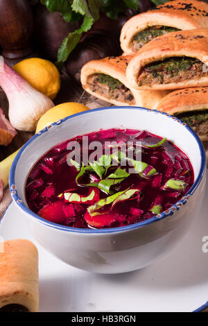 Rüben grüne Suppe mit Gebäck Stockfoto