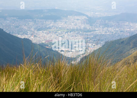 Blick auf den Berg und Quito im Hintergrund. Ecuador Stockfoto