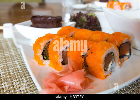Closeup auf frische orange Sushi / Maki mit Thunfisch in Platte Stockfoto
