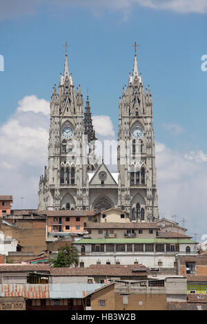 Zwei Türme der Basilika del Voto Nacional in Quito, Ecuador Stockfoto