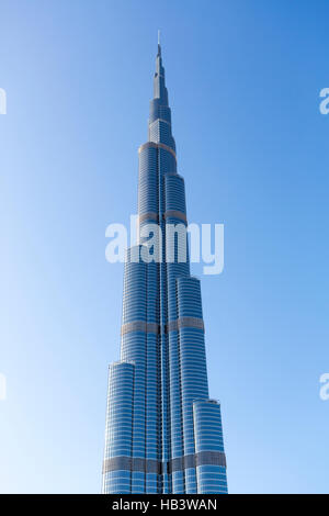 Burj Khalifa mit klaren blauen Himmel in Dubai, weltweit höchste Gebäude Stockfoto