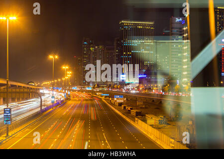 Sheikh Zayed Road in Dubai bei Nacht Stockfoto