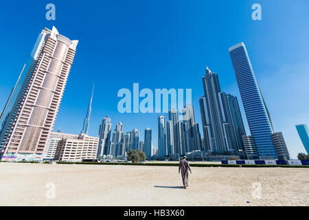 Skyline von Dubai mit Wohn-Wolkenkratzer Burj Khalifa, Vereinigte Arabische Emirate. Stockfoto