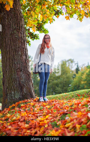 Schöne Frau im Herbst park Stockfoto