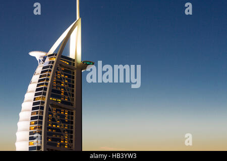 Berühmten Burj Al Arab Hotel mit Sonnenuntergang in Dubai, Vereinigte Arabische Emirate Stockfoto