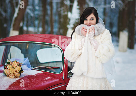 Braut im Winter in der Nähe von alte Oldtimer Stockfoto