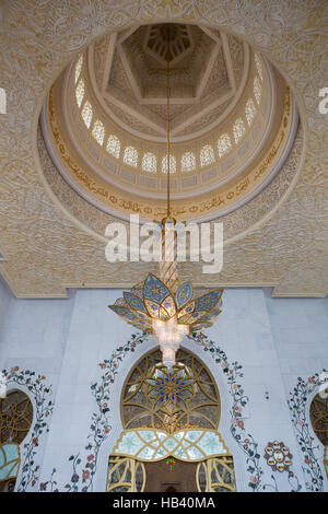 Im Inneren der Sheikh-Zayed-Moschee in Abu Dhabi Stockfoto