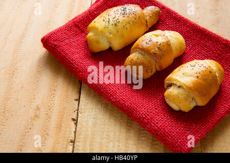 Gebackene Croissants mit Mohn. Stockfoto