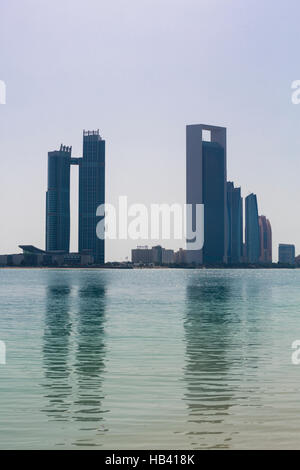 Tageslicht Abu Dhabi Skyline mit Wolkenkratzern Stockfoto