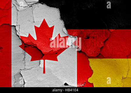 Flagge von Kanada und Deutschland auf rissige Wand gemalt Stockfoto
