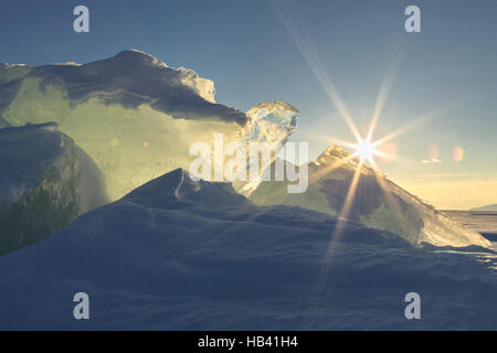 Sonnenaufgang über den Eisschollen. Stockfoto