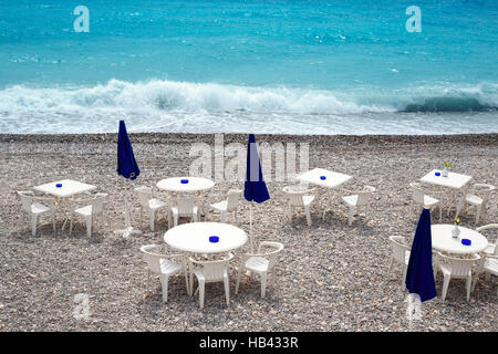 Stühle und Tische an schönen Strand Promenade des Anglais Stockfoto