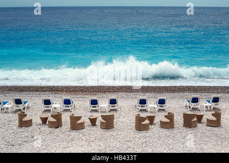 Stühle und Tische an schönen Strand Promenade des Anglais Stockfoto