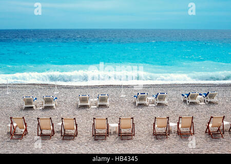 Stühle und Tische an schönen Strand Promenade des Anglais Stockfoto