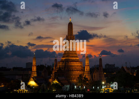 Fluss und Wat Arun Tempel bei Nacht in Bangkok Thailand Stockfoto