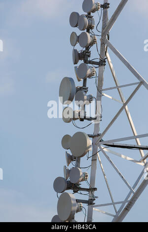 Kommunikation Turm und Satelliten Gerichte auf blauen Himmelshintergrund Stockfoto