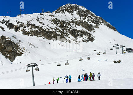 Skifahrer auf der Sesselbahn Schönbiel unterhalb der Gipfel Bettmerhorn, Bettmeralp, Skigebiet Aletscharena, Wallis, Schweiz Stockfoto