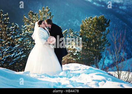 Junge Hochzeitspaar am sonnigen Wintertag Stockfoto