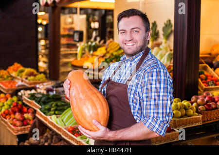 Man bietet Gemüse. Stockfoto