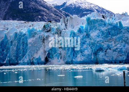 Nahaufnahme von einem Gletscher Kalben im Glacier-Bay Stockfoto